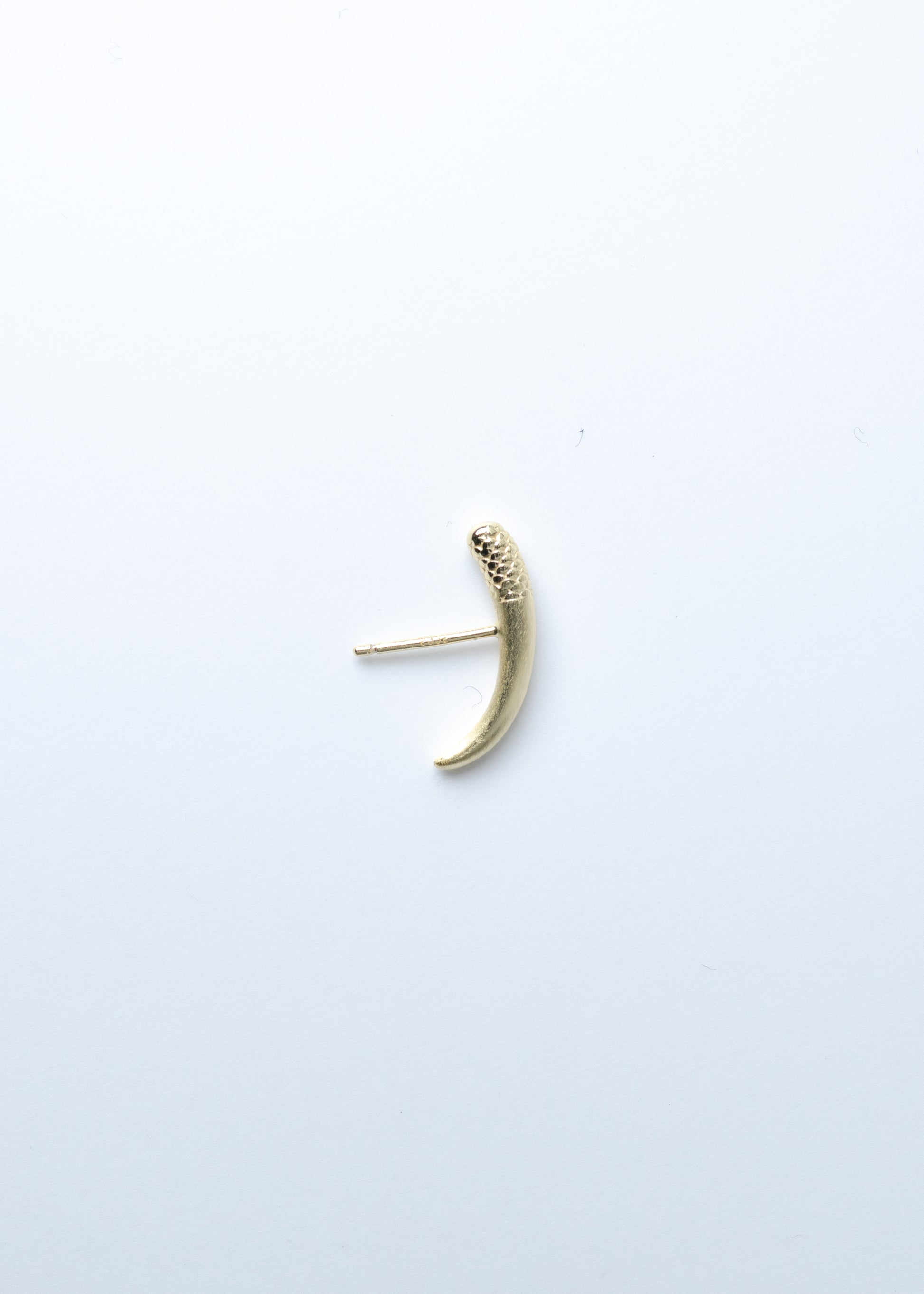 Single Maison Nwar curved stud earring in gold vermeil, minimal studio shot