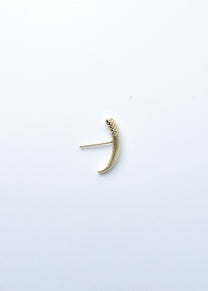 Single Maison Nwar curved stud earring in gold vermeil, minimal studio shot